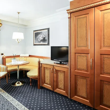 Cityhotel Goldener Adler ホテル
